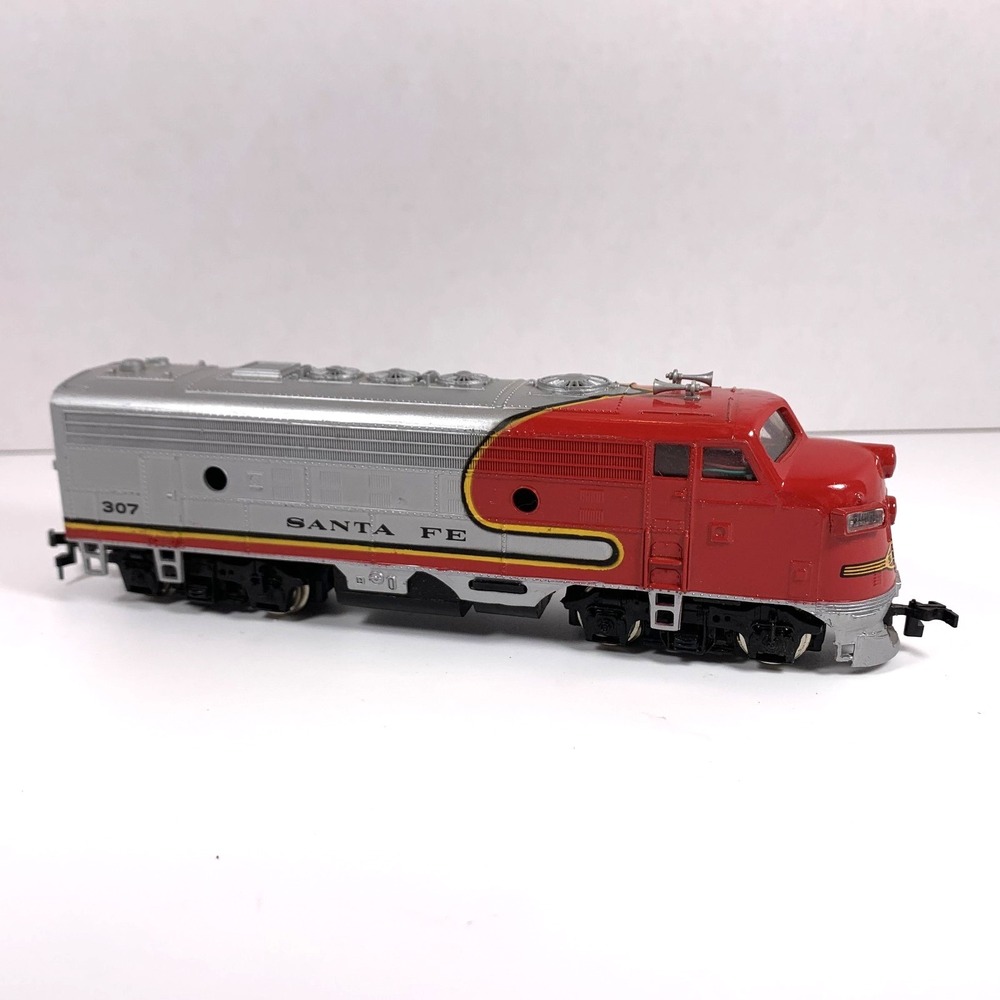 Bachman HO Scale Santa Fe Lighted Locomotive Red Chrome Black #307
